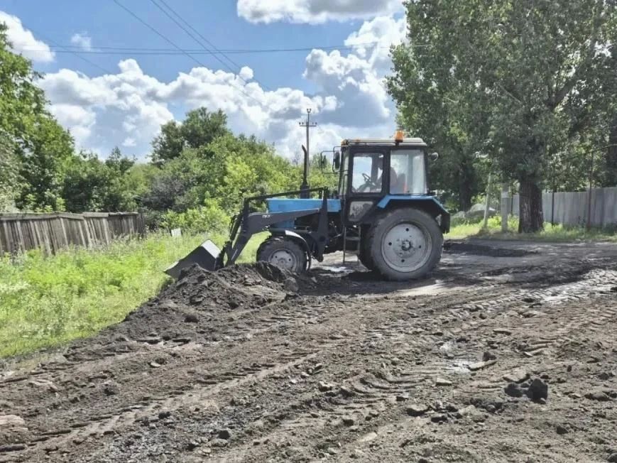 В Золотом ведут работы по благоустройству дорог между посёлками Михайловка и Марьевка В Золотом ведут работы по благоустройству дорог между посёлками Михайловка и Марьевка