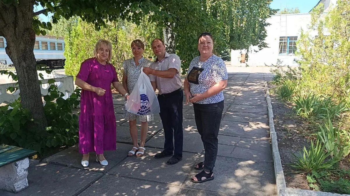 Сегодня Секретарь Станично-Луганского отделения партии "Единая Россия" , Председатель Совета муниципального округа Татьяна Пономарева поздравила работников Оборотного депо станции Кондрашевская Новая Сегодня Секретарь Станично-Луганского отделения партии "Единая Россия" , Председатель Совета муниципального округа Татьяна Пономарева поздравила работников Оборотного депо станции Кондрашевская Новая