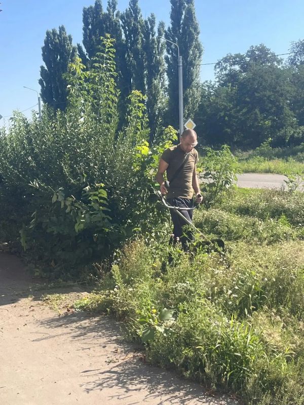 Несмотря на сложную обстановку в нашем округе, повышенную опасность от БПЛА со стороны ВФУ, сотрудники МБК КМО ККС продолжают выполнять важную работу — они делают покос травы в городе и селах Несмотря на сложную обстановку в нашем округе, повышенную опасность от БПЛА со стороны ВФУ, сотрудники МБК КМО ККС продолжают выполнять важную работу — они делают покос травы в городе и селах