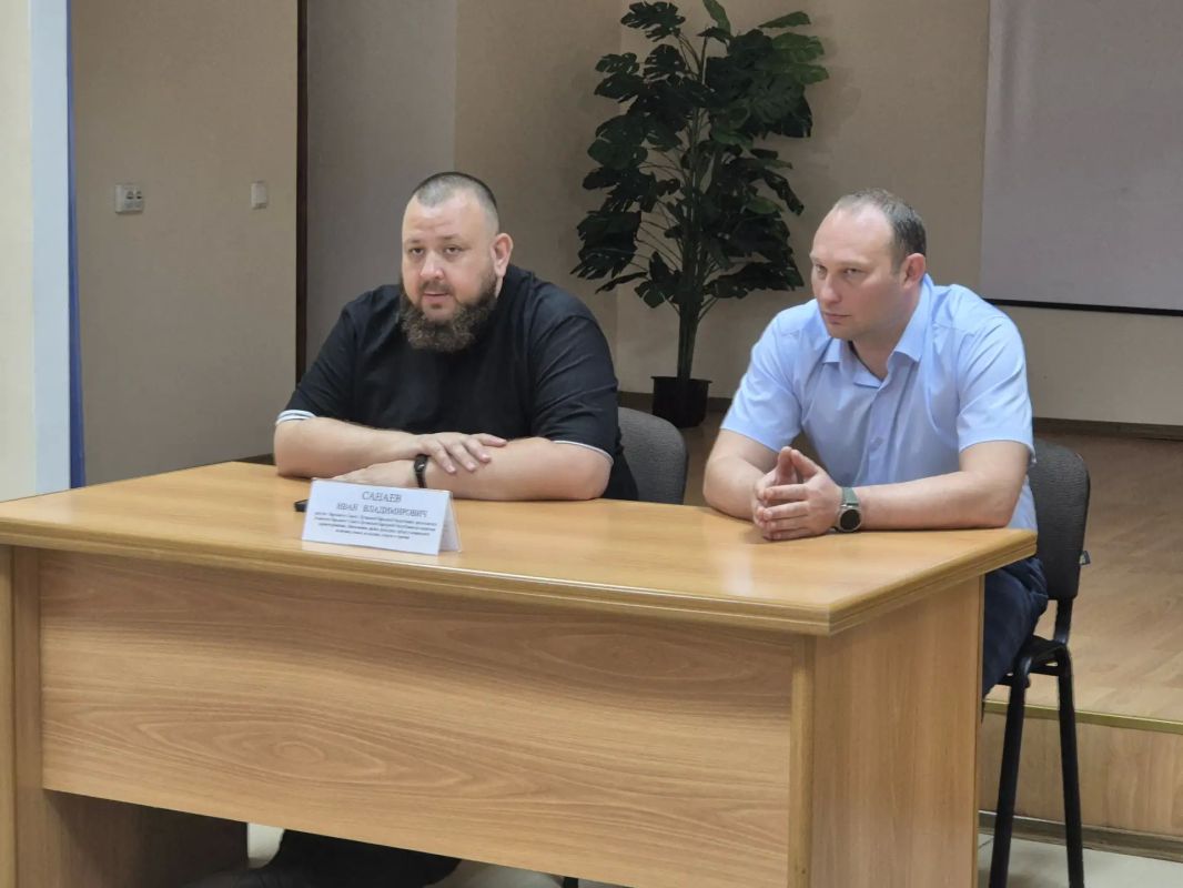 Иван Санаев провел встречу с медиками в Алчевске Иван Санаев провел встречу с медиками в Алчевске