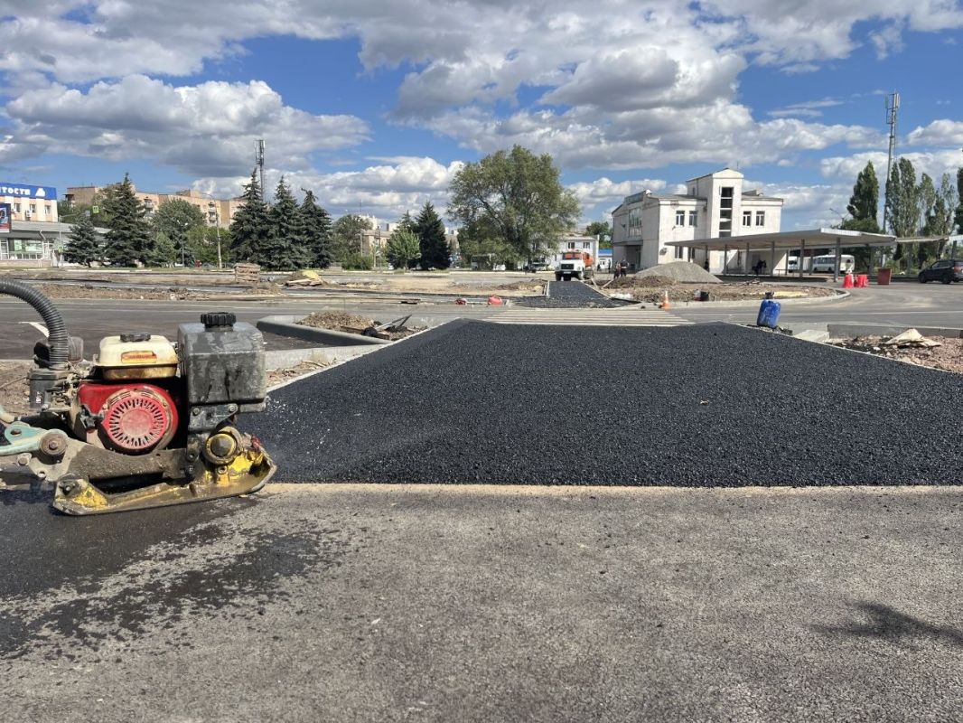 В Краснодоне по адресу ул. Октябрьская, 3 продолжаются работы по капитальному ремонту проездов В Краснодоне по адресу ул. Октябрьская, 3 продолжаются работы по капитальному ремонту проездов