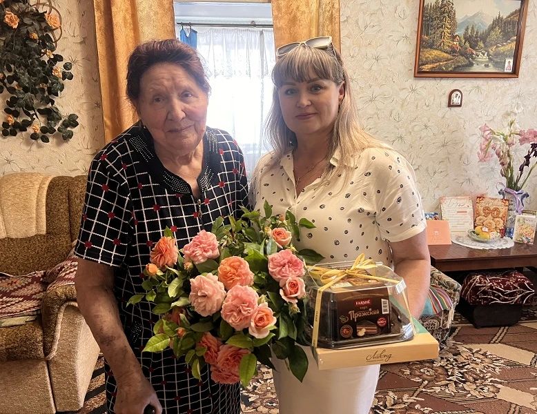 Жительницу поселка Новосветловка поздравили с 90-летним юбилеем Жительницу поселка Новосветловка поздравили с 90-летним юбилеем