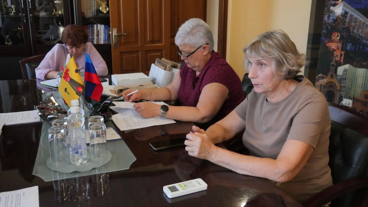 В Администрации Луганска прошла встреча с матерью погибшего участника СВО В Администрации Луганска прошла встреча с матерью погибшего участника СВО