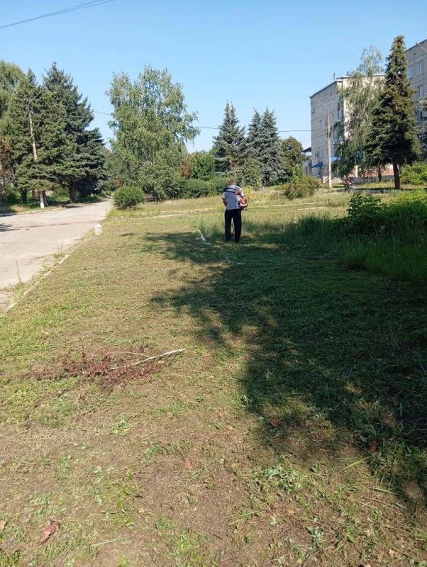 Несмотря на сложную обстановку в нашем округе, повышенную опасность от БПЛА со стороны ВФУ, сотрудники МБК КМО ККС продолжают выполнять важную работу — они делают покос травы в городе и селах Несмотря на сложную обстановку в нашем округе, повышенную опасность от БПЛА со стороны ВФУ, сотрудники МБК КМО ККС продолжают выполнять важную работу — они делают покос травы в городе и селах