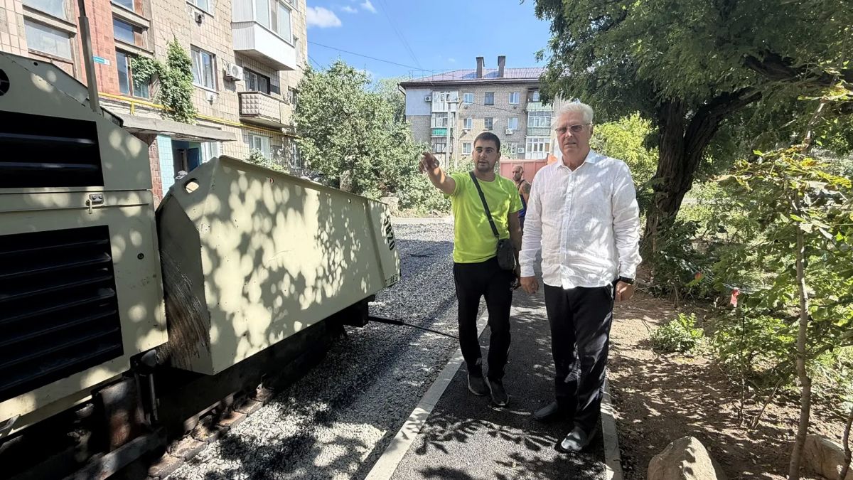 Проинспектировал ход реализации мероприятий по благоустройству внутридворовой территории по адресам: ул. Красных Шахтеров, д. 1 и ул. П. Котова, дома 1А, 2А, 3А Проинспектировал ход реализации мероприятий по благоустройству внутридворовой территории по адресам: ул. Красных Шахтеров, д. 1 и ул. П. Котова, дома 1А, 2А, 3А