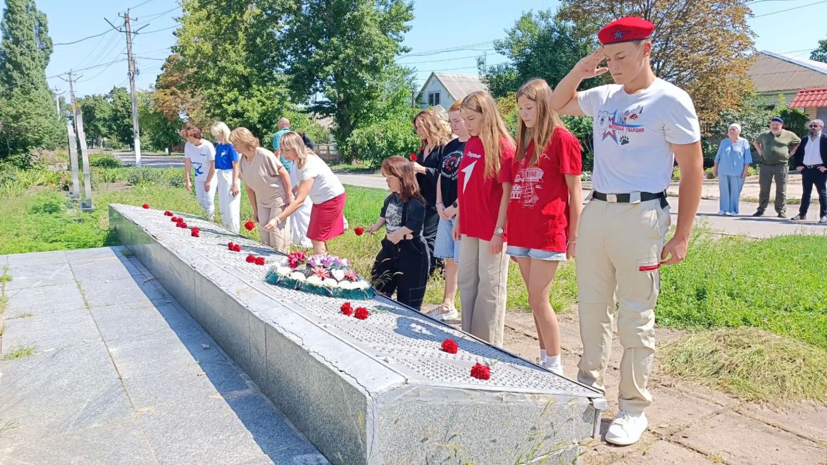 В Меловском центральном доме культуры состоялось открытие выставки «Без срока давности», организованной при поддержке федерального проекта, Фонда президентских грантов и Общероссийского общественного движения «Поисковое... В Меловском центральном доме культуры состоялось открытие выставки «Без срока давности», организованной при поддержке федерального проекта, Фонда президентских грантов и Общероссийского общественного движения «Поисковое...