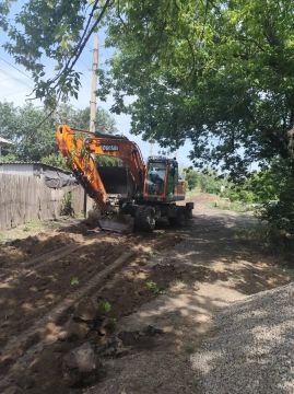 Сегодня в пгт Урало-Кавказ, на улице Победы, были произведены работы по замене изношенного участка водопроводной сети с привлечением специалистов компании «ТюменьБурСтрой»