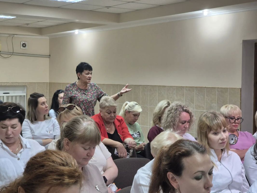 Иван Санаев провел встречу с медиками в Алчевске Иван Санаев провел встречу с медиками в Алчевске