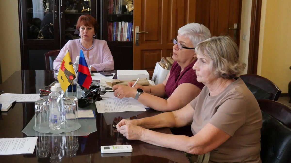 В Администрации Луганска прошла встреча с матерью погибшего участника СВО В Администрации Луганска прошла встреча с матерью погибшего участника СВО