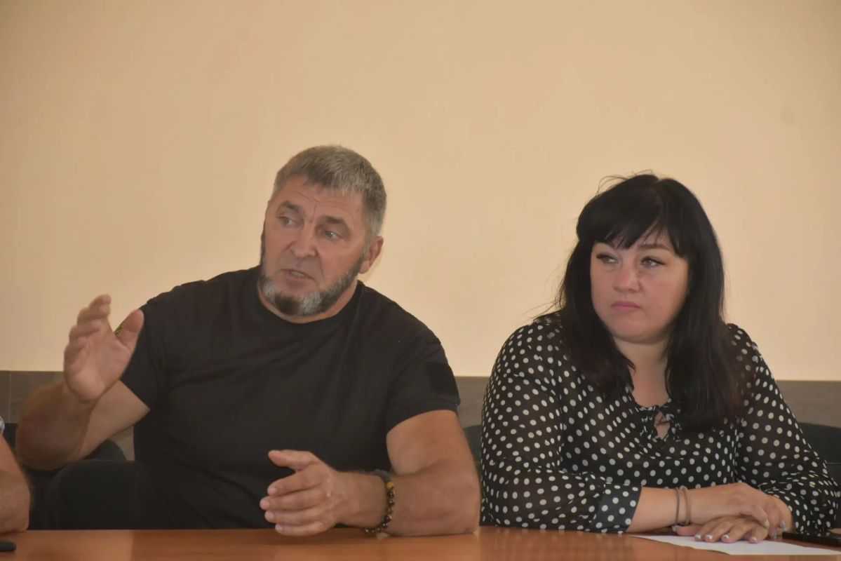 Алёна Лумеровская: Рабочее совещание с депутатами Народного Совета ЛНР Алёна Лумеровская: Рабочее совещание с депутатами Народного Совета ЛНР
