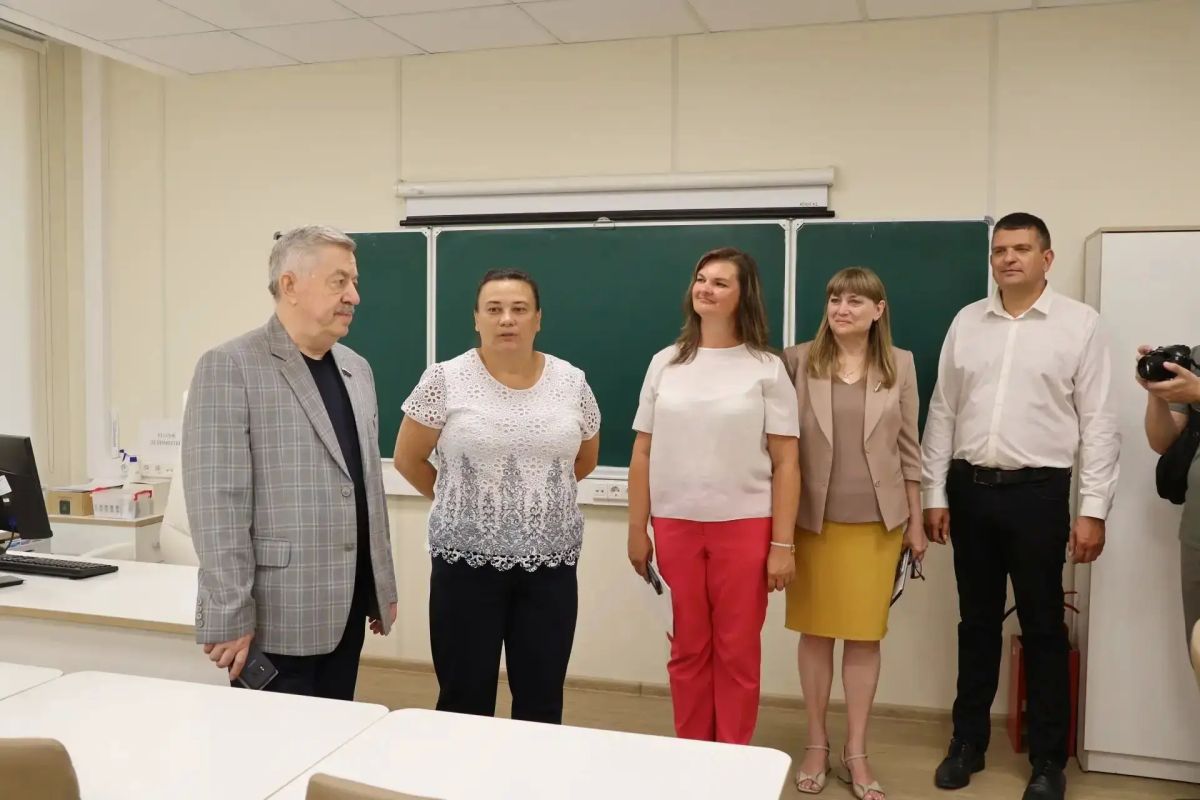 Виктор Водолацкий: Сегодня, в рамках исплнения Народной программы Единой России, посетил Луганский учебно-воспитательный комплекс имени летчика-космонавта Г.Т. Берегового и проверил готовность школы к новому учебному году Виктор Водолацкий: Сегодня, в рамках исплнения Народной программы Единой России, посетил Луганский учебно-воспитательный комплекс имени летчика-космонавта Г.Т. Берегового и проверил готовность школы к новому учебному году