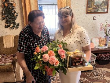 Жительницу поселка Новосветловка поздравили с 90-летним юбилеем