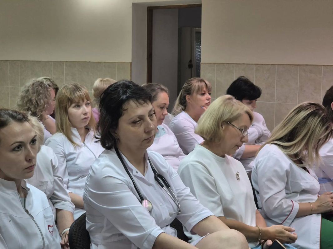 Иван Санаев провел встречу с медиками в Алчевске Иван Санаев провел встречу с медиками в Алчевске