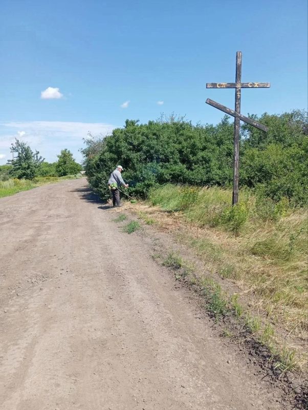 Несмотря на сложную обстановку в нашем округе, повышенную опасность от БПЛА со стороны ВФУ, сотрудники МБК КМО ККС продолжают выполнять важную работу — они делают покос травы в городе и селах Несмотря на сложную обстановку в нашем округе, повышенную опасность от БПЛА со стороны ВФУ, сотрудники МБК КМО ККС продолжают выполнять важную работу — они делают покос травы в городе и селах
