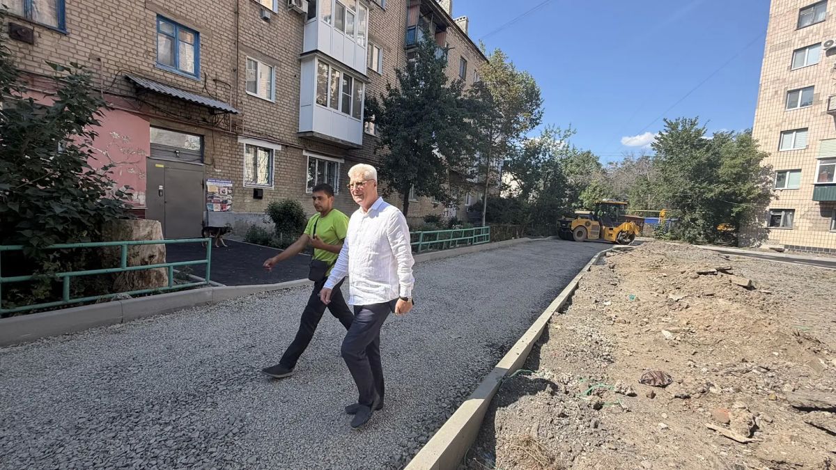 Проинспектировал ход реализации мероприятий по благоустройству внутридворовой территории по адресам: ул. Красных Шахтеров, д. 1 и ул. П. Котова, дома 1А, 2А, 3А Проинспектировал ход реализации мероприятий по благоустройству внутридворовой территории по адресам: ул. Красных Шахтеров, д. 1 и ул. П. Котова, дома 1А, 2А, 3А