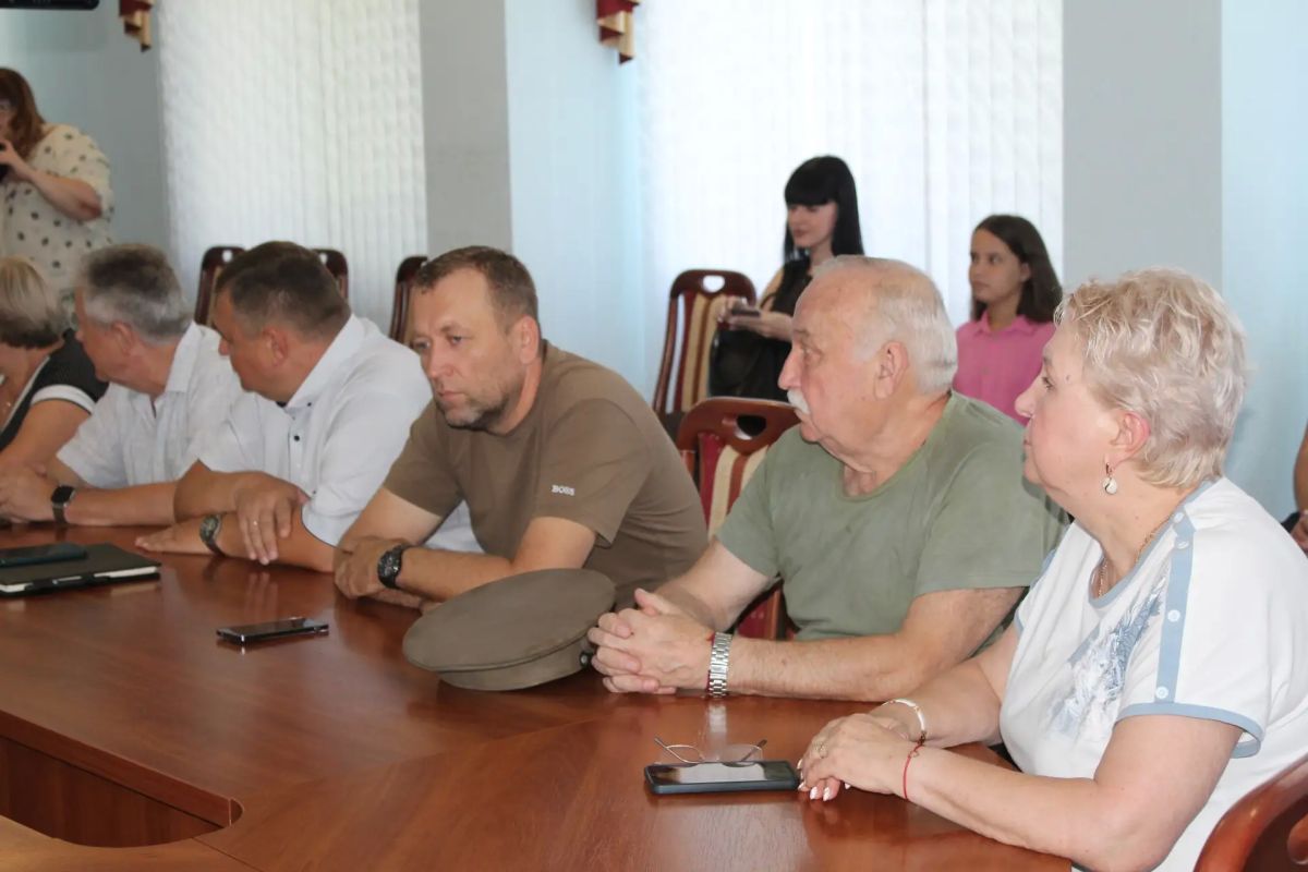 В Краснодоне сегодня прошла серия встреч с представителями общественности и молодежным активом В Краснодоне сегодня прошла серия встреч с представителями общественности и молодежным активом