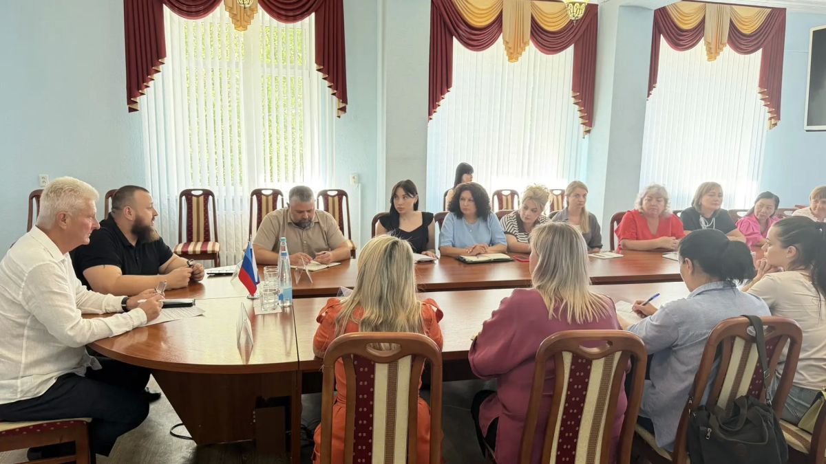 Сегодня провели встречу с Председателем социального комитета Народного Совета ЛНР Иваном Владимировичем Санаевым, президентом Луганского фонда поддержки регионального сотрудничества и развития Максимом Масленниковым, а также... Сегодня провели встречу с Председателем социального комитета Народного Совета ЛНР Иваном Владимировичем Санаевым, президентом Луганского фонда поддержки регионального сотрудничества и развития Максимом Масленниковым, а также...