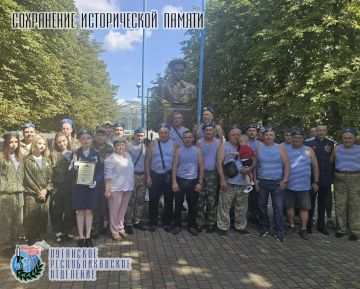 2 августа, в День Воздушно-десантных войск, ветераны, курсанты и выпускники РЮОО «ДПСК» «Школа мужества им. Артема Ванюшенко» собрались в торжественной обстановке