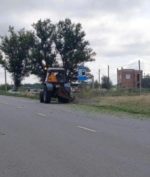 Снижаем риски пожаров: завершен механизированный покос растительности на автодороге Белокуракино – Новопсков