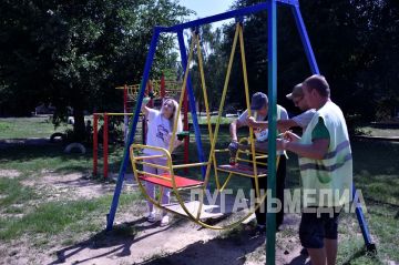 Марковские единороссы обновили детскую площадку в рамках акции «Яркое детство»