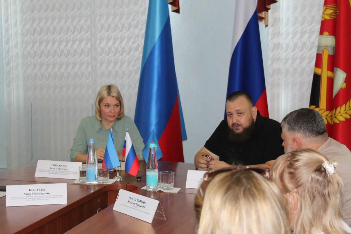 В Краснодоне сегодня прошла серия встреч с представителями общественности и молодежным активом В Краснодоне сегодня прошла серия встреч с представителями общественности и молодежным активом