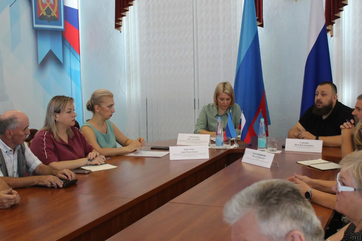 В Краснодоне сегодня прошла серия встреч с представителями общественности и молодежным активом В Краснодоне сегодня прошла серия встреч с представителями общественности и молодежным активом