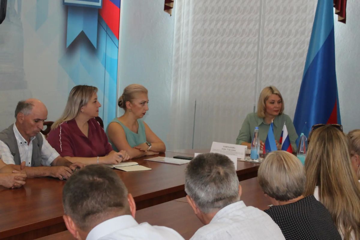 В Краснодоне сегодня прошла серия встреч с представителями общественности и молодежным активом В Краснодоне сегодня прошла серия встреч с представителями общественности и молодежным активом