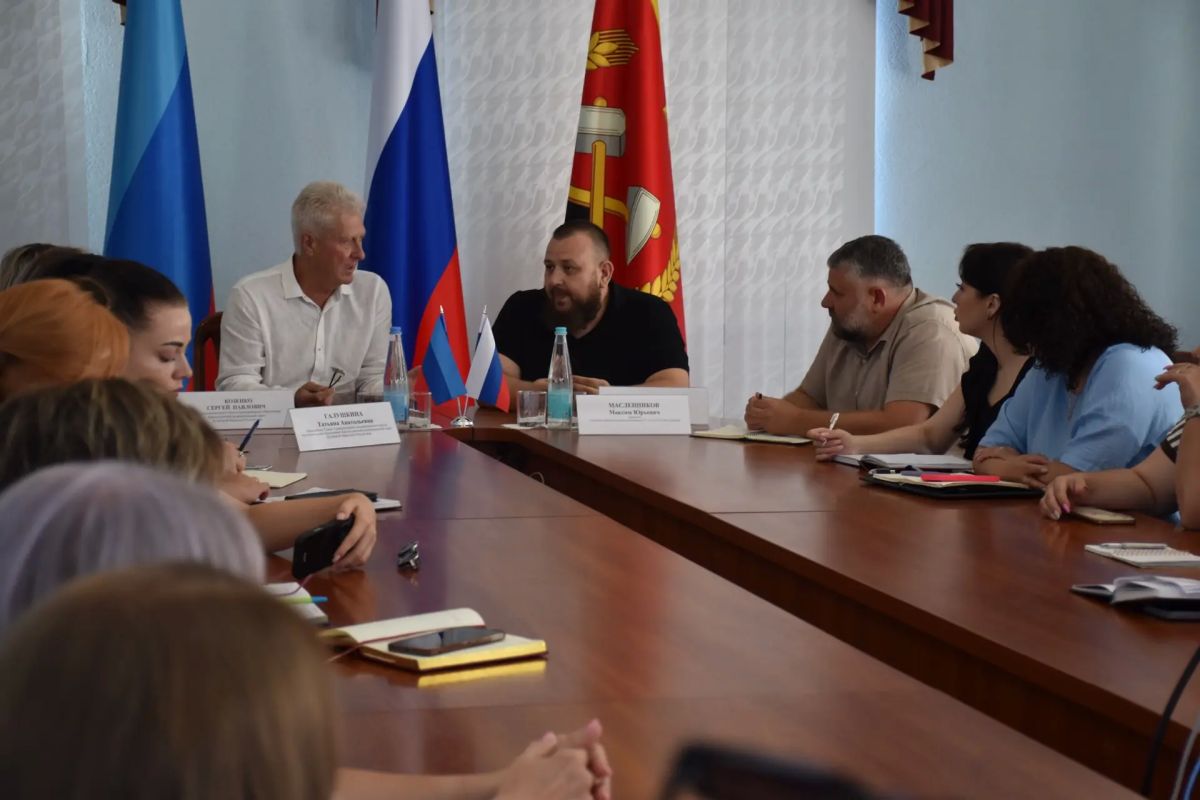 Сегодня провели встречу с Председателем социального комитета Народного Совета ЛНР Иваном Владимировичем Санаевым, президентом Луганского фонда поддержки регионального сотрудничества и развития Максимом Масленниковым, а также... Сегодня провели встречу с Председателем социального комитета Народного Совета ЛНР Иваном Владимировичем Санаевым, президентом Луганского фонда поддержки регионального сотрудничества и развития Максимом Масленниковым, а также...