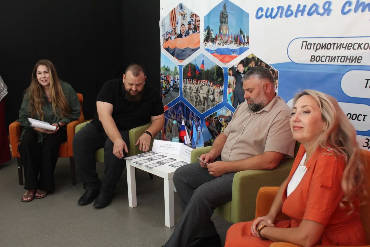 В Краснодоне сегодня прошла серия встреч с представителями общественности и молодежным активом В Краснодоне сегодня прошла серия встреч с представителями общественности и молодежным активом
