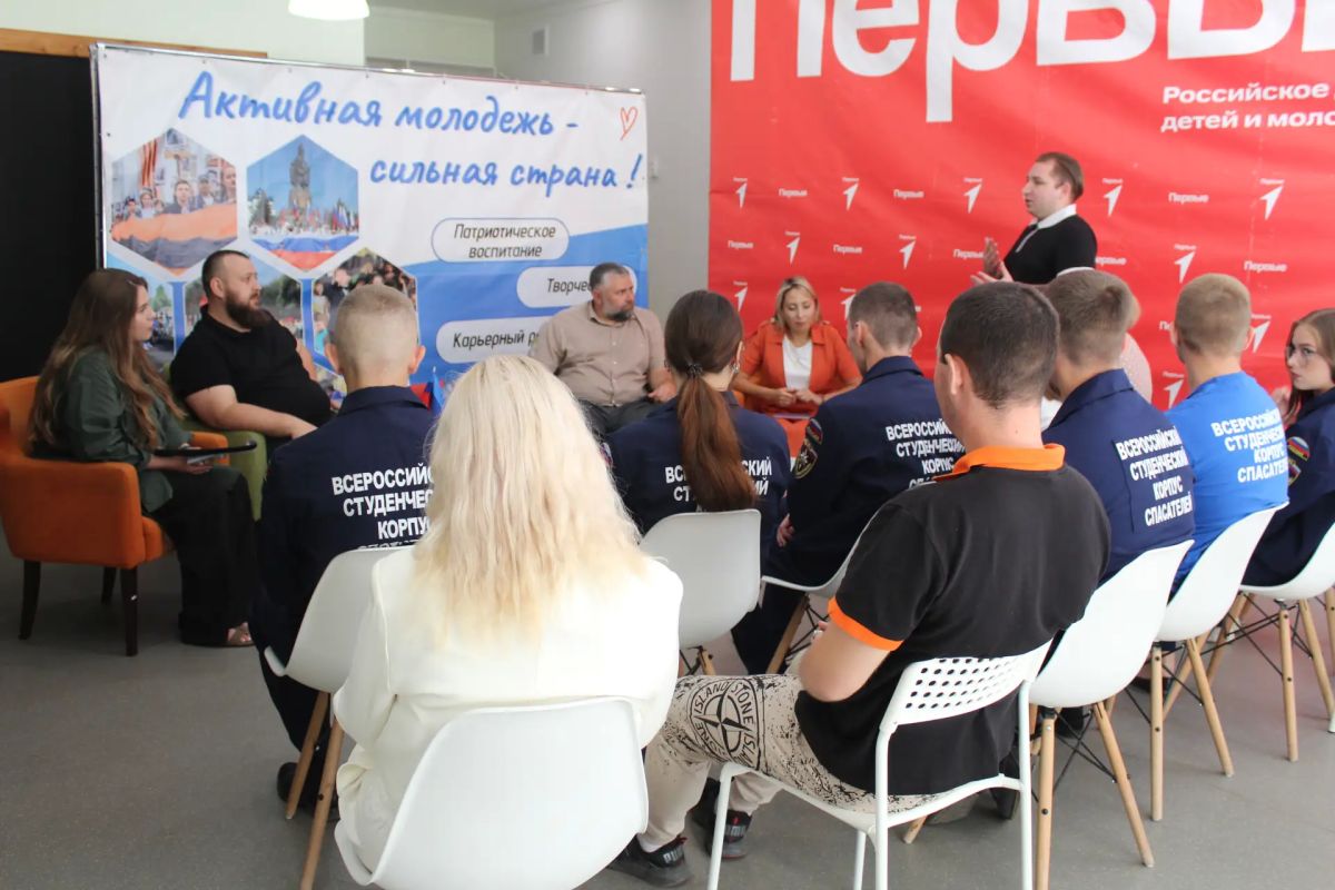 В Краснодоне сегодня прошла серия встреч с представителями общественности и молодежным активом В Краснодоне сегодня прошла серия встреч с представителями общественности и молодежным активом