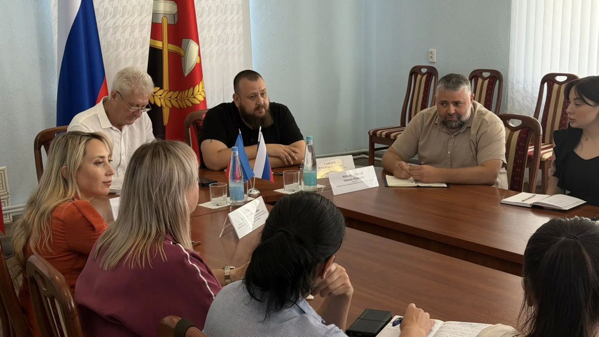 Сегодня провели встречу с Председателем социального комитета Народного Совета ЛНР Иваном Владимировичем Санаевым, президентом Луганского фонда поддержки регионального сотрудничества и развития Максимом Масленниковым, а также... Сегодня провели встречу с Председателем социального комитета Народного Совета ЛНР Иваном Владимировичем Санаевым, президентом Луганского фонда поддержки регионального сотрудничества и развития Максимом Масленниковым, а также...