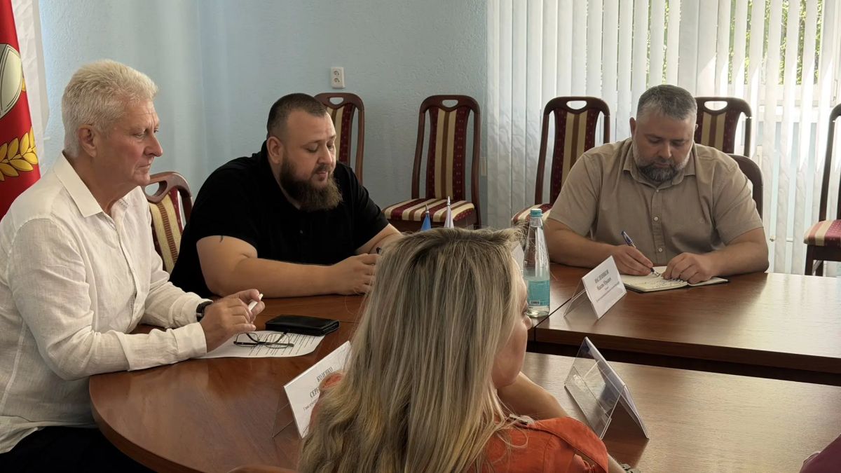 Сегодня провели встречу с Председателем социального комитета Народного Совета ЛНР Иваном Владимировичем Санаевым, президентом Луганского фонда поддержки регионального сотрудничества и развития Максимом Масленниковым, а также... Сегодня провели встречу с Председателем социального комитета Народного Совета ЛНР Иваном Владимировичем Санаевым, президентом Луганского фонда поддержки регионального сотрудничества и развития Максимом Масленниковым, а также...