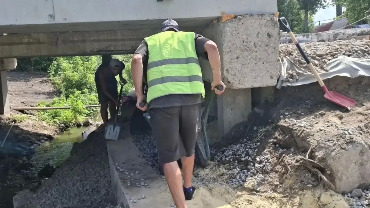 На мостах через Бишконь подготавливают опалубку под переходные плиты и лежни На мостах через Бишконь подготавливают опалубку под переходные плиты и лежни