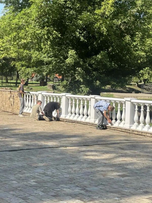Парк Горького готовится к 90-летию: белят, красят и украшают цветами Парк Горького готовится к 90-летию: белят, красят и украшают цветами
