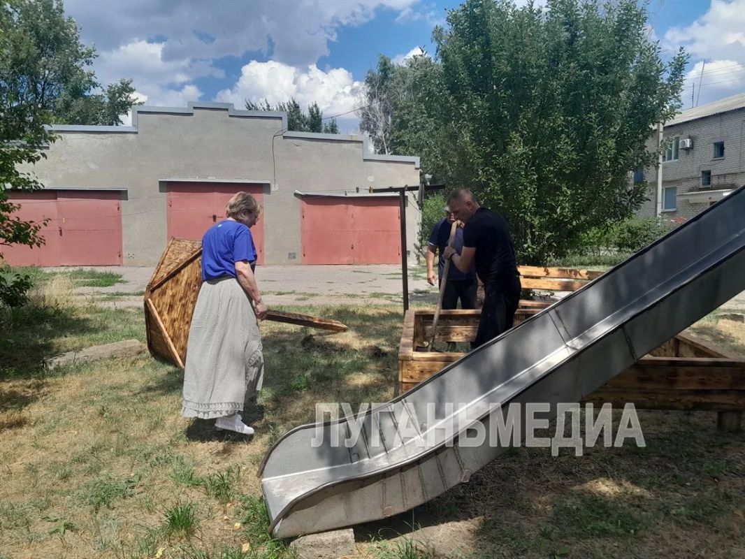 В Меловом прошли работы по благоустройству двора многоквартирного дома В Меловом прошли работы по благоустройству двора многоквартирного дома