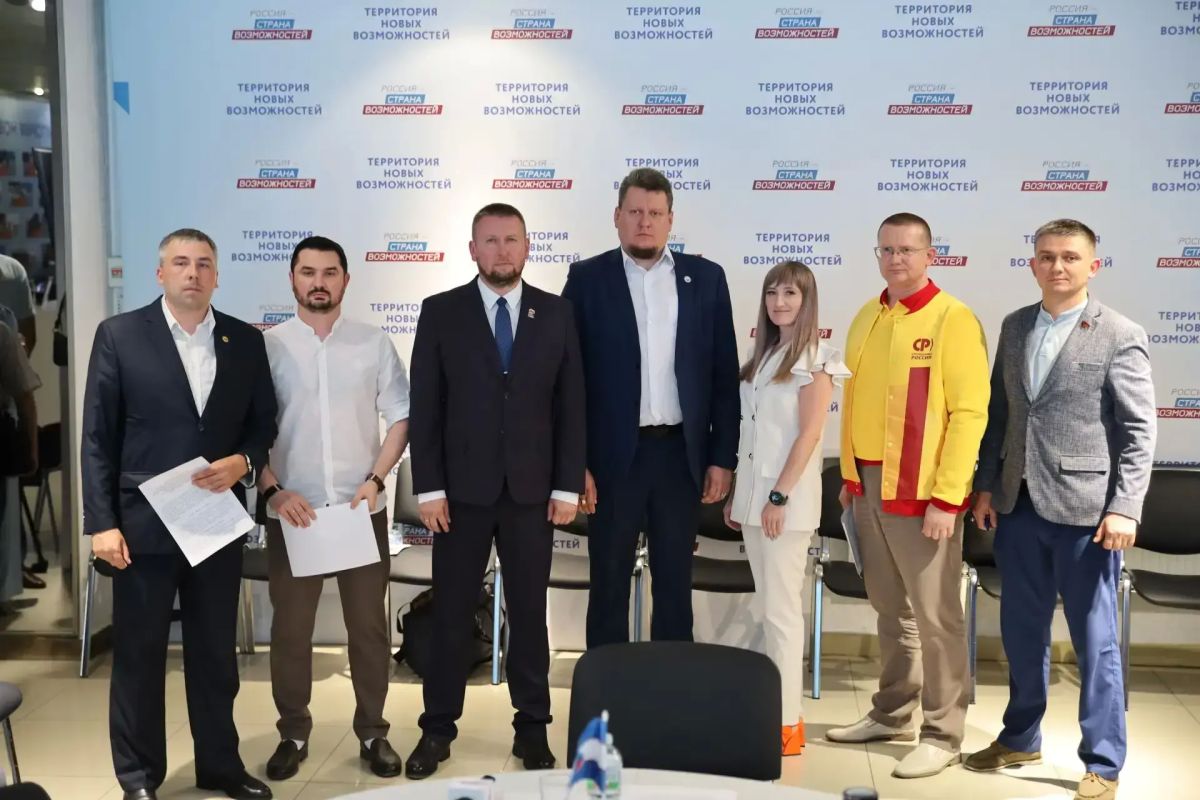 Единая Россия подписала соглашение о взаимодействии между Общественной палатой РФ и политическими партиями Единая Россия подписала соглашение о взаимодействии между Общественной палатой РФ и политическими партиями