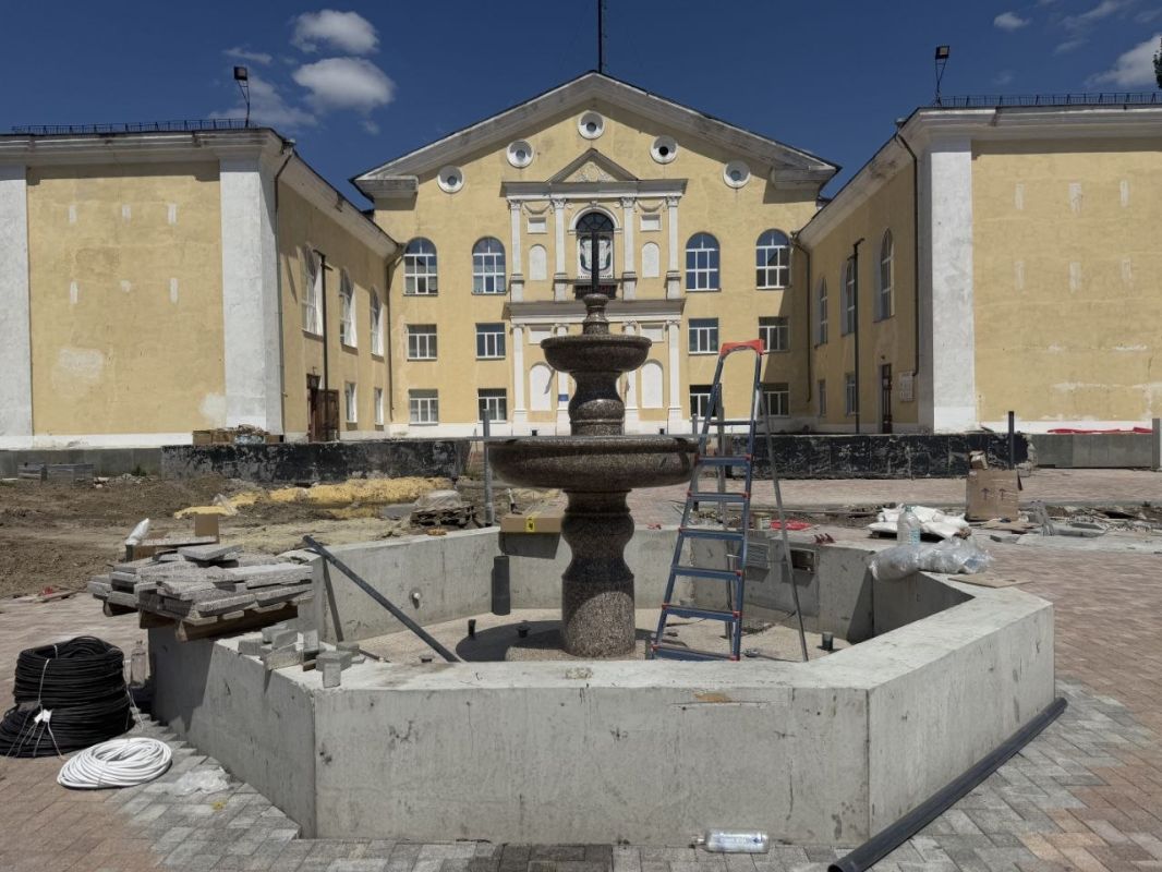 В фонтане на площади Ленина в Молодогвардейске установили центральную композицию В фонтане на площади Ленина в Молодогвардейске установили центральную композицию