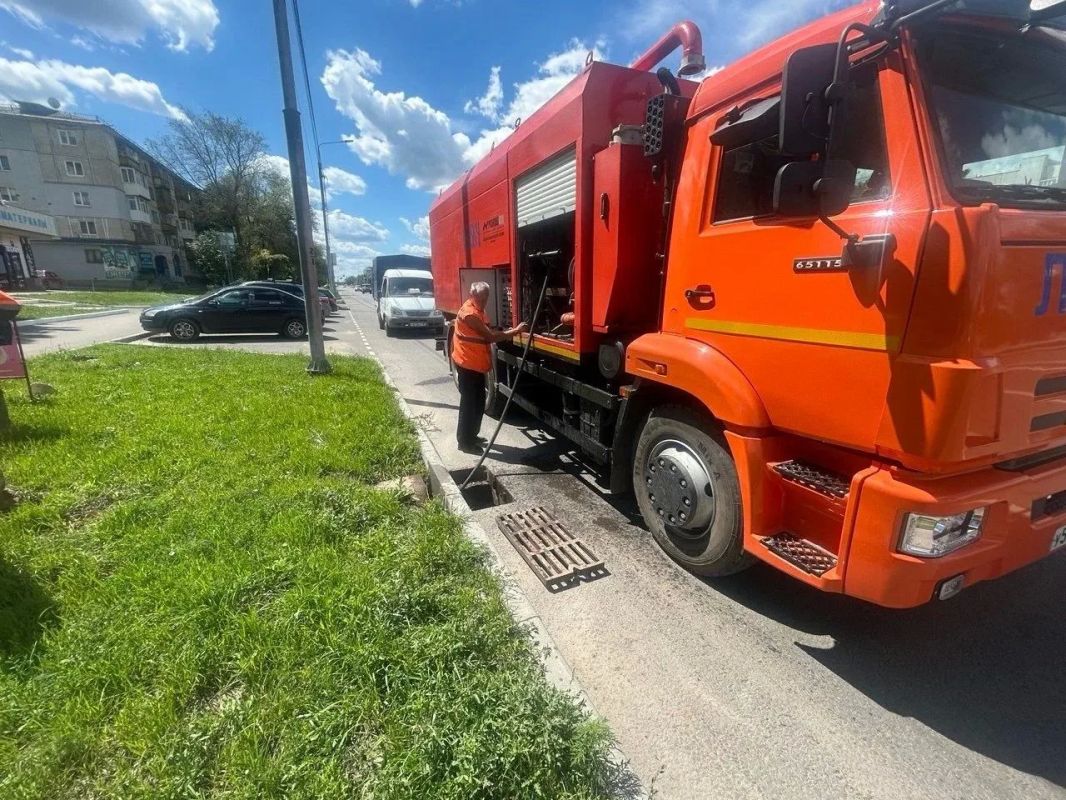 Почти 500 квадратных метров разметки обновили в Луганске Почти 500 квадратных метров разметки обновили в Луганске