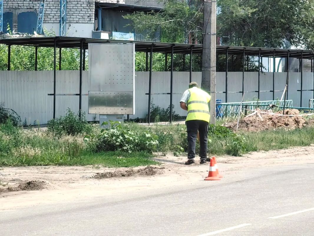 Сотрудники МУП «ДЭП города Рубежное» продолжают проводить мероприятия по содержанию улично-дорожной сети Сотрудники МУП «ДЭП города Рубежное» продолжают проводить мероприятия по содержанию улично-дорожной сети