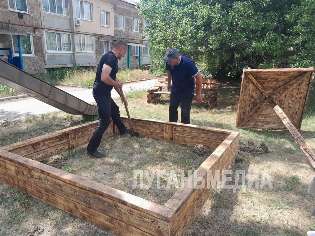В Меловом прошли работы по благоустройству двора многоквартирного дома В Меловом прошли работы по благоустройству двора многоквартирного дома