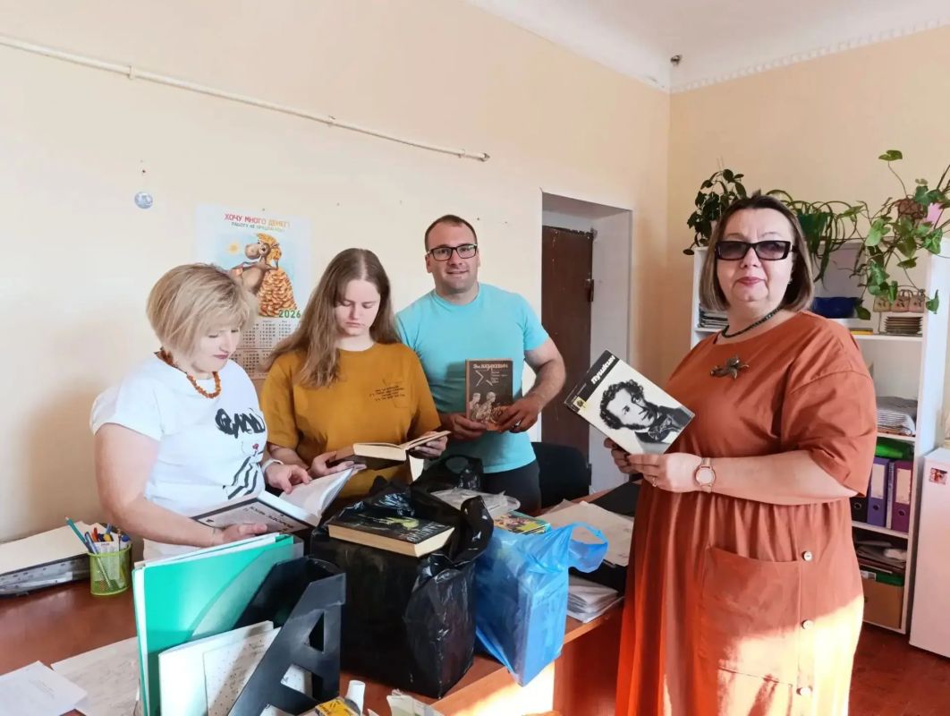 06 августа члены Молодежной палаты при Совете депутатов совместно с депутатом Совета городского округа муниципальное образование городской округ город Рубежное Луганской Народной Республики Артемьевой Н.А. организовали сбор... 06 августа члены Молодежной палаты при Совете депутатов совместно с депутатом Совета городского округа муниципальное образование городской округ город Рубежное Луганской Народной Республики Артемьевой Н.А. организовали сбор...