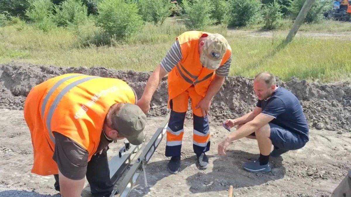 На участке дороги «Беловодск – Брусовка» при поддержке региона-шефа Новосибирской области дорожники приступили к укладке обочин, финализируя восстановление основного полотна На участке дороги «Беловодск – Брусовка» при поддержке региона-шефа Новосибирской области дорожники приступили к укладке обочин, финализируя восстановление основного полотна