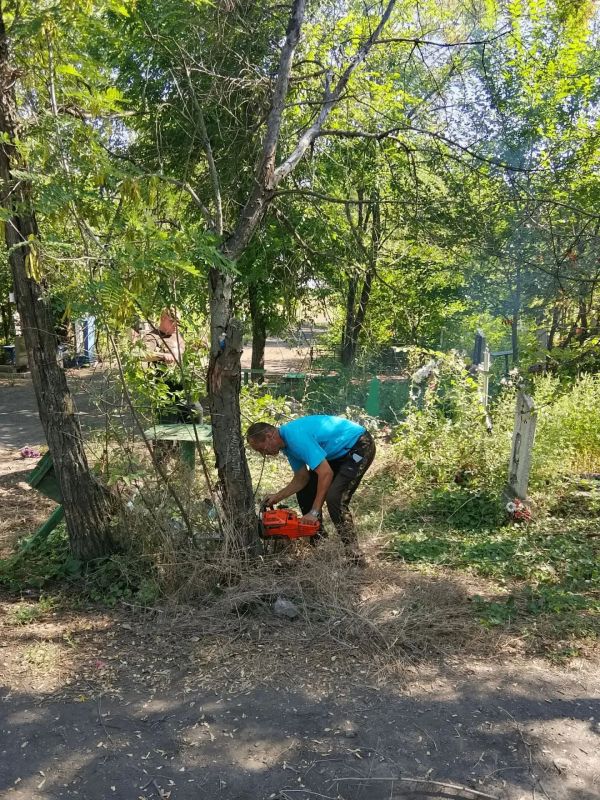 В Ровеньках продолжаются работы по благоустройству и санитарной очистке городских кладбищ