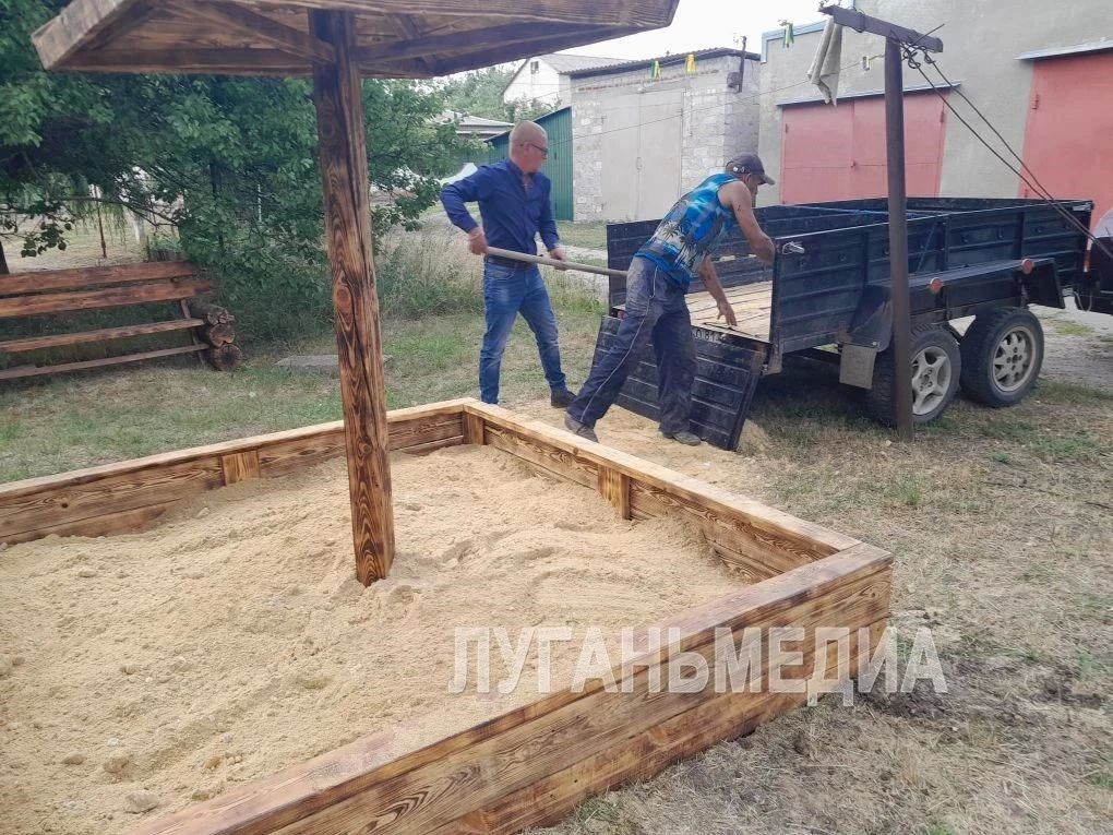 В Меловом прошли работы по благоустройству двора многоквартирного дома В Меловом прошли работы по благоустройству двора многоквартирного дома