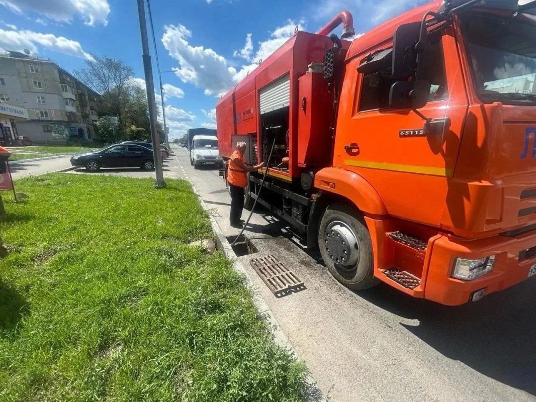 В Луганске обновили разметку на семи улицах: почти 500 квадратных метров В Луганске обновили разметку на семи улицах: почти 500 квадратных метров