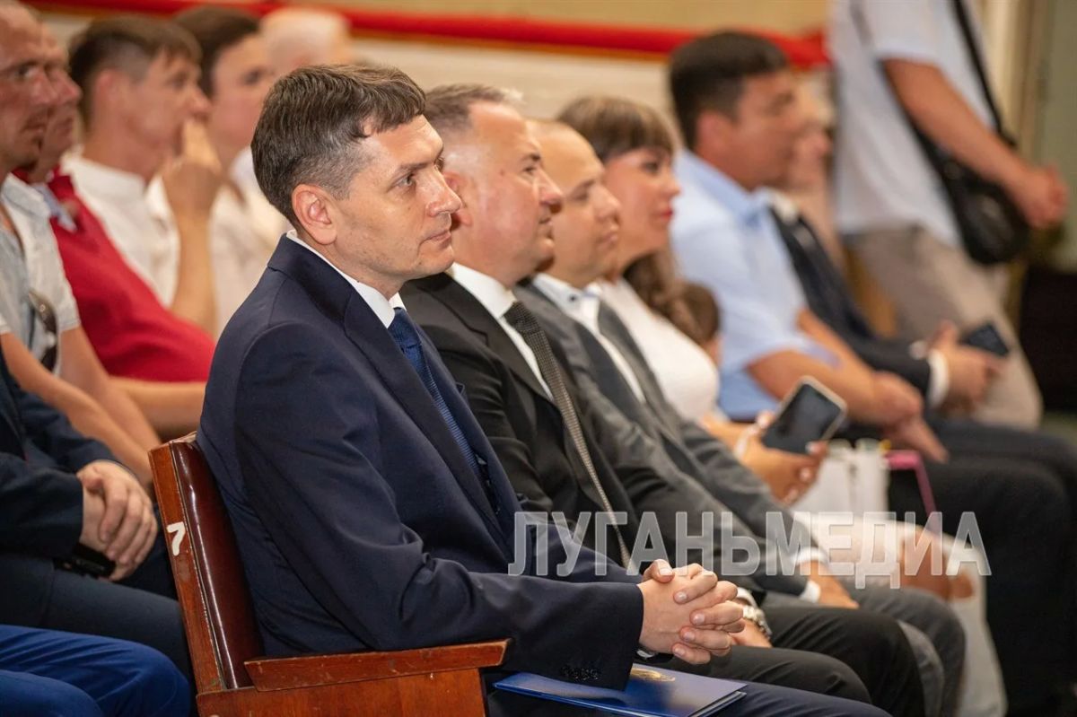 В Луганском республиканском дворце культуры представителей строительной сферы ЛНР поздравили с наступающим Днем строителя В Луганском республиканском дворце культуры представителей строительной сферы ЛНР поздравили с наступающим Днем строителя