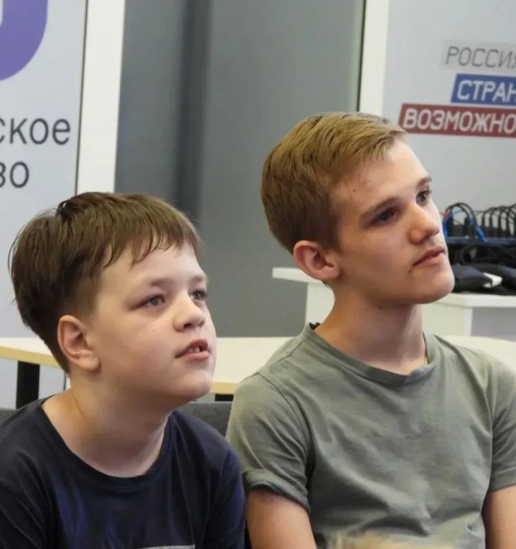 А вы знали, что лучший способ выучить ПДД — не читать правила, а разбирать ситуации, где всё не так однозначно? Именно так мы и делали на квизе в молодёжном центре А вы знали, что лучший способ выучить ПДД — не читать правила, а разбирать ситуации, где всё не так однозначно? Именно так мы и делали на квизе в молодёжном центре