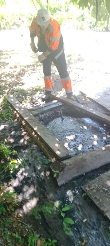 Сотрудники Краснолучского департамента ГУП ЛНР «Лугансквода» ведут плановые работы по обслуживанию водопроводных сетей Сотрудники Краснолучского департамента ГУП ЛНР «Лугансквода» ведут плановые работы по обслуживанию водопроводных сетей