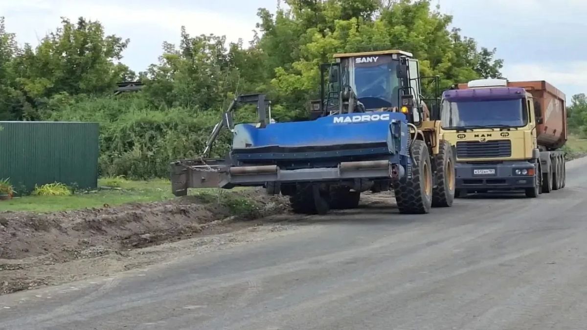 На участке дороги «Беловодск – Брусовка» при поддержке региона-шефа Новосибирской области дорожники приступили к укладке обочин, финализируя восстановление основного полотна На участке дороги «Беловодск – Брусовка» при поддержке региона-шефа Новосибирской области дорожники приступили к укладке обочин, финализируя восстановление основного полотна
