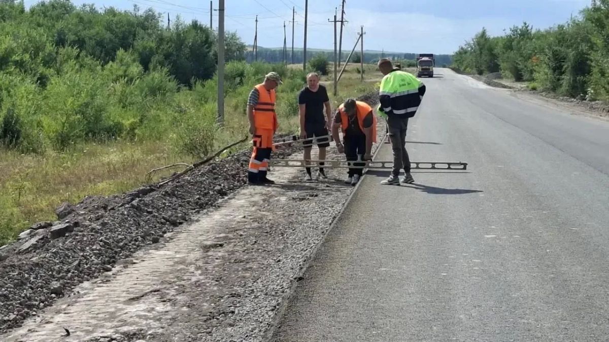 На участке дороги «Беловодск – Брусовка» при поддержке региона-шефа Новосибирской области дорожники приступили к укладке обочин, финализируя восстановление основного полотна На участке дороги «Беловодск – Брусовка» при поддержке региона-шефа Новосибирской области дорожники приступили к укладке обочин, финализируя восстановление основного полотна
